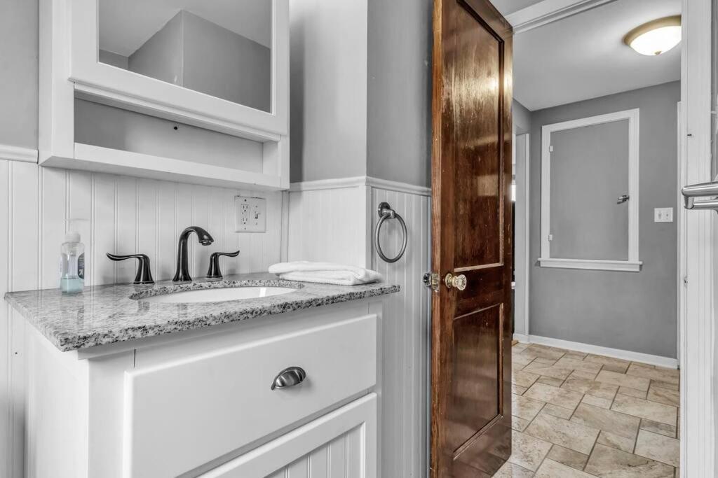 Gorgeous 2 Queen Bedroom Apartment In North Buffalo With 70 Inch Tv Εξωτερικό φωτογραφία